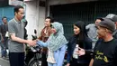 Presiden Joko Widodo disalami warga saat melakukan blusukan ke Pasar Cipanas, Jawa Barat, Minggu (26/6). (Foto: Setpres)