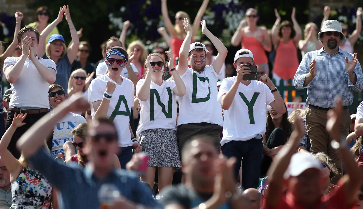 Fans Andy Murray dan juga Britania Raya bersorak saat idolanya menang atas petenis Kanada, Milos Raoinic pada laga final tunggal putra Wimbledon Championships 2016 di The All England Lawn Tennis Club,  Wimbledon, London, (10/7/2016).  (AFP/Justin Tallis)