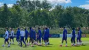 Pengalaman unik didapatkan jurnalis KLY Sports, Hery Kurniawan saat sesi tersebut berlangsung. Para jurnalis yang tidak semuanya datang dari Prancis sempat terpana ketika sejumlah bintang LesBleus berjalan keluar dari ruang ganti menuju lapangan latihan. (Bola.com/Hery Kurniawan/Adv/Powerade)