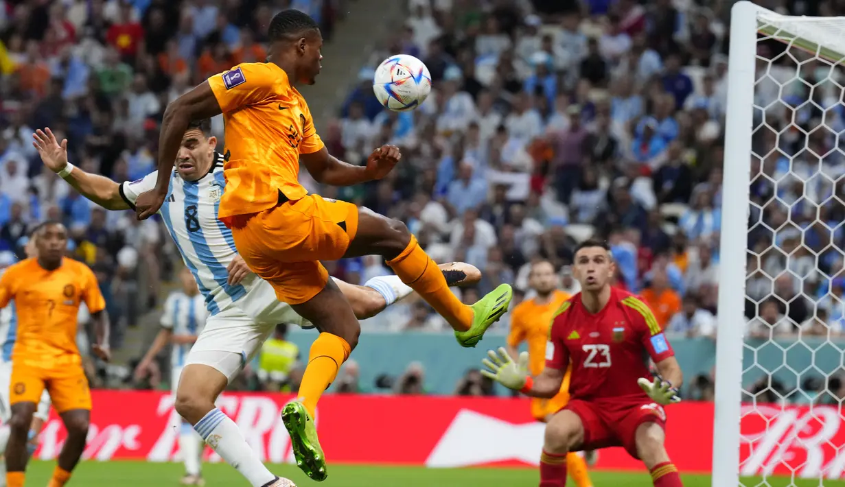 Bek Belanda Denzel Dumfries gagal mencetak gol ke gawang Argentina pada babak perempat final Piala Dunia 2022 di Lusail Iconic Stadium, Sabtu (10/12/2022) dinihari WIB. Dua gol Argentina masing-masing dicetak oleh Nahuel Molina di babak pertama dan eksekusi penalti Lionel Messi di babak kedua. (AP Photo/Natacha Pisarenko)