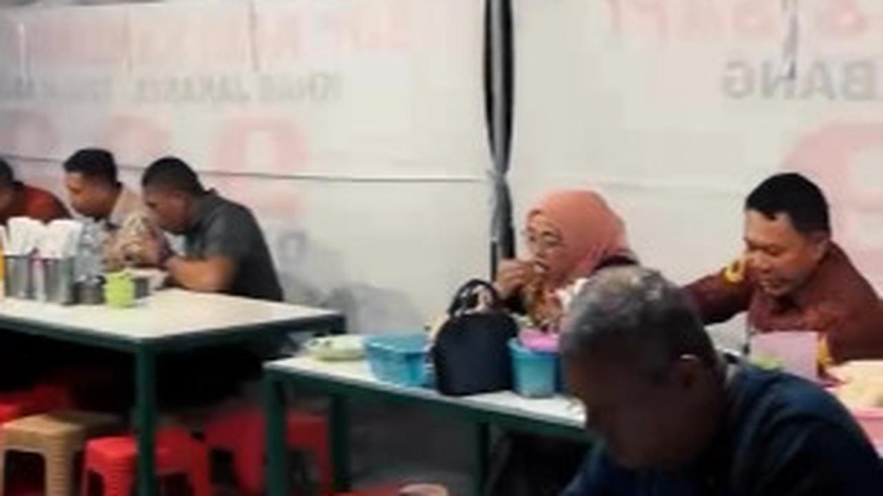 Momen Eks Kasad Makan Sop Kaki Kambing di Warung Tenda