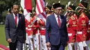 Presiden Joko Widodo atau Jokowi (kiri) bersama Perdana Menteri Malaysia Anwar Ibrahim (kedua kiri) memeriksa pasukan di Istana Kepresidenan Bogor, Jawa Barat, Senin (9/1/2023). Presiden Jokowi menerima kunjungan kenegaraan Perdana Menteri Malaysia Anwar Ibrahim di Istana Bogor. (AP Photo/Achmad Ibrahim)