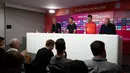 Gelandang baru Bayern Munchen, Ivan Perisic (kedua kanan) didampingi pelatih Niko Kovac  saat konferensi pers pengenalan dirinya di Munich, Jerman (14/8/2019). Ivan Perisic tak masuk dalam rencana pelatih Antonio Conte di Inter Milan pada musim 2019-2020. (AFP Photo/Daniel Kopatsch)