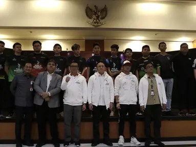 Menpora, Imam Nahrawi dan Kepala Bekraf, Triawan Munaf  berfoto bersama 16 tim esports Piala Presiden 2019 di Gedung Krida Bhakti Setneg, Jakarta, Selasa (26/3). Final turnamen akan diselengarakan pada 30-31 Maret mendatang. (Bola.com/Yoppy Renato)