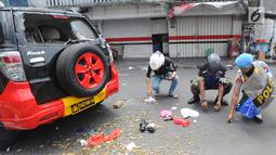 Warga, Polisi dan TNI mengambil peluru setelah kendaraan Polisi terbakar di Jalan Brigjen Katamso, Slipi, Jakarta, Rabu (22/5/2019). Belum diketahui penyebab terbakarnya dua bus yang terparkir bersama bus polisi lainnya dilokasi tersebut. (merdeka.com/Arie Basuki)