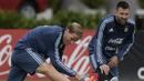 Lionel Messi (kanan) dan Lucas Biglia melakukan pemanasan saat sesi latihan jelang laga kualifikasi Piala Dunia 2018 di Ezeiza, Buenos Aires, (3/10/2017).  Argentina saat ini berada pada peringkat kelima klasemen. (AFP/Juan Mabromata)
