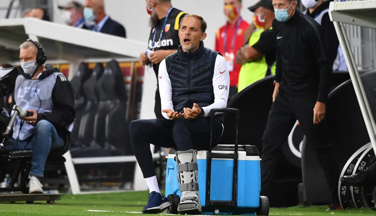Pelatih Paris Saint-Germain (PSG) Thomas Tuchel bereaksi saat menyaksikan anak asuhnya melawan Lens pada pertandingan Ligue 1 di Stadion Felix Bollaert-Delelis, Lens, Prancis, Kamis (10/9/2020). PSG kalah 0-1. (Denis Charlet/AFP)