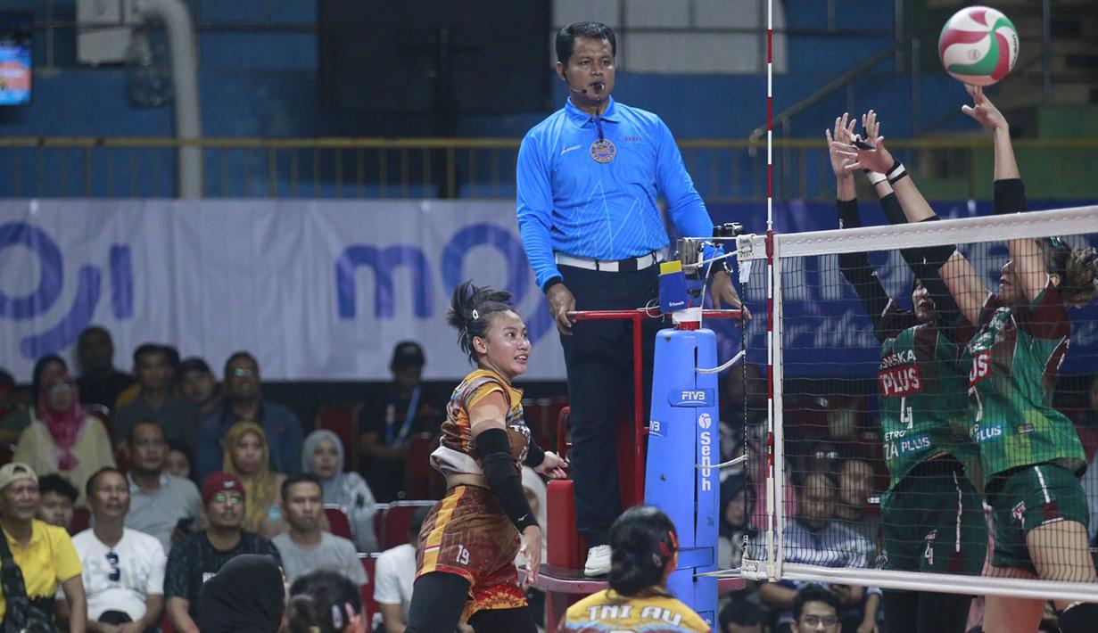 Pemain Tim Voli Putri TNI AU, Ersandrina Devega melepaskas spike yang berusaha diblok dua pemain Petrokimia Gresik Pupuk Indonesia, Bela Sabrina Agustina (kiri) dan Shella Bernadetha Onnan pada laga grand final Livoli Divisi Utama 2023 di di GOR Joyoboyo, Kediri, Sabtu (9/12/2023) malam WIB. Petrokimia Gresik Pupuk Indonesia menang 3-0 (25-21, 25-23, 25-16). (PBVSI)