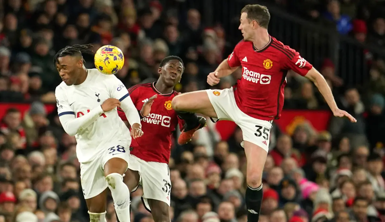Namun, kedudukan kembali sama sebelum babak kedua berjalan satu menit. Bentancur yang datang dari lini kedua, menerima bola di sudut sempit, lalu menggetarkan gawang Man United. Skor 2-2 di menit ke-46. (AP Photo/Dave Thompson)