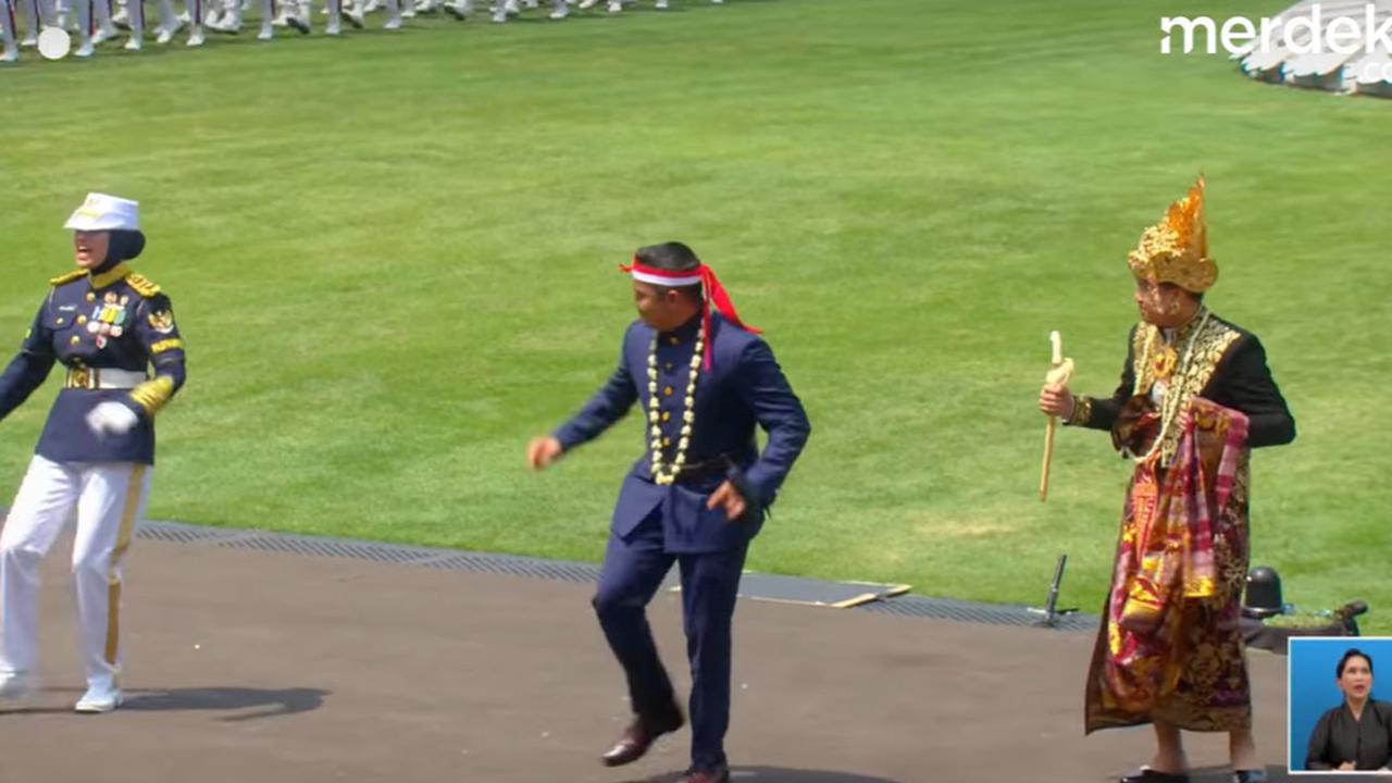 VIDEO: Istana Pecah 'Tabola Bale', Seskab Teddy & Pasukan Bersenjata TNI-Polri 'Nyerah' Enjoy Goyang