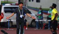 Reaksi kecewa pelatih kepala Timnas Indonesia U-23, Shin Tae-yong usai melakukan protes terhadap wasit saat laga semifinal sepak bola SEA Games 2021 antara Thailand melawan Indonesia di Stadion Thien Truong, Nam Dinh, Vietnam, Kamis (19/5/2022). (Bola.com/Ikhwan Yanuar)