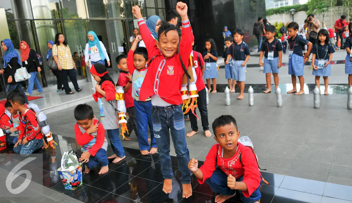 Sejumlah Anak PAUD tampak bergembira saat mengikuti sesi permaianan dalam acara Playday di Gedung KPK baru, Kuningan, Jakarta, Kamis (19/5). KPK adakan Playday Anti Korupsi yang diikuti anak-anak PAUD/TK(Liputan6.com/Yoppy Renato)