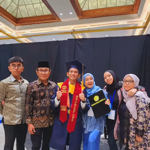 6 Potret Wisuda Rizki DA Didampingi Hersa Rahayu,