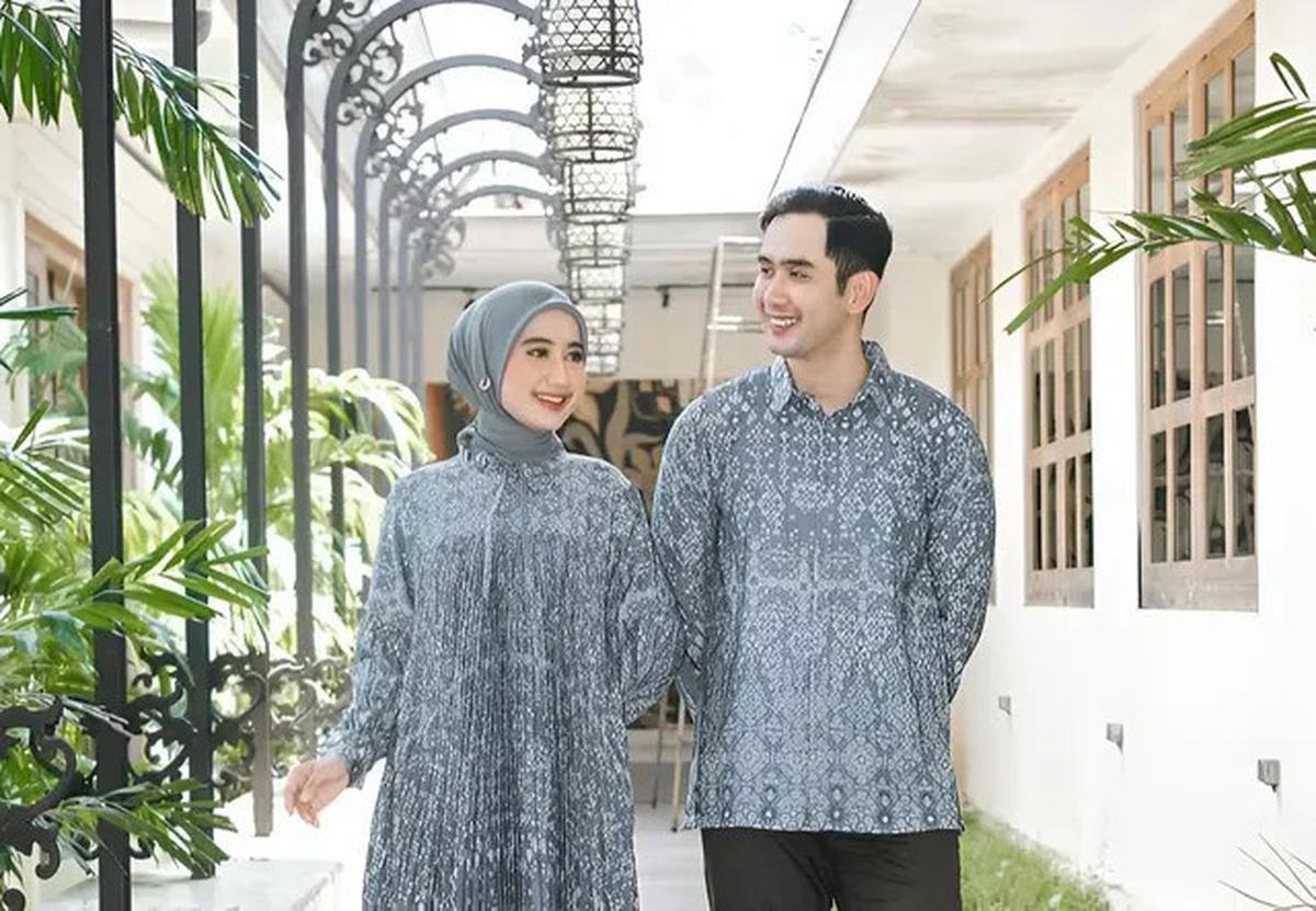 4 Tren Batik Couple Terbaru 2025 untuk Kondangan, Tampil Serasi dan Stylish