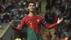 Cristiano Ronaldo boleh saja meredup di musim keduanya bersama Manchester United dengan tak lagi jadi pilihan utama pelatih Erik ten Hag. Namun di level timnas, namanya masih harum sebagai andalan Portugal dan menjadi pemain Eropa dengan koleksi caps terbanyak hingga kini. Berikut daftar 5 pemain MU dengan koleksi caps terbanyak untuk negaranya. (AP/Luis Vieira)