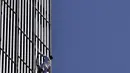Pemanjat gedung pencakar langit asal Inggris George King memanjat Hotel Melia Barcelona Sky, Barcelona, Spanyol, 2 April 2021. George King pertama kali memanjat gedung "The Shard" setinggi 310 meter (1.017 kaki) di London pada tahun 2019. (Pau BARRENA/AFP)