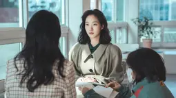 Bicara soal chemistry dengan dua lawan mainnya, Kim Go Eun berkata, “Ketika kami semua berkumpul untuk pertama kalinya di pembacaan naskah, rasanya kami benar-benar bersaudara." (Foto: tvN via Soompi)