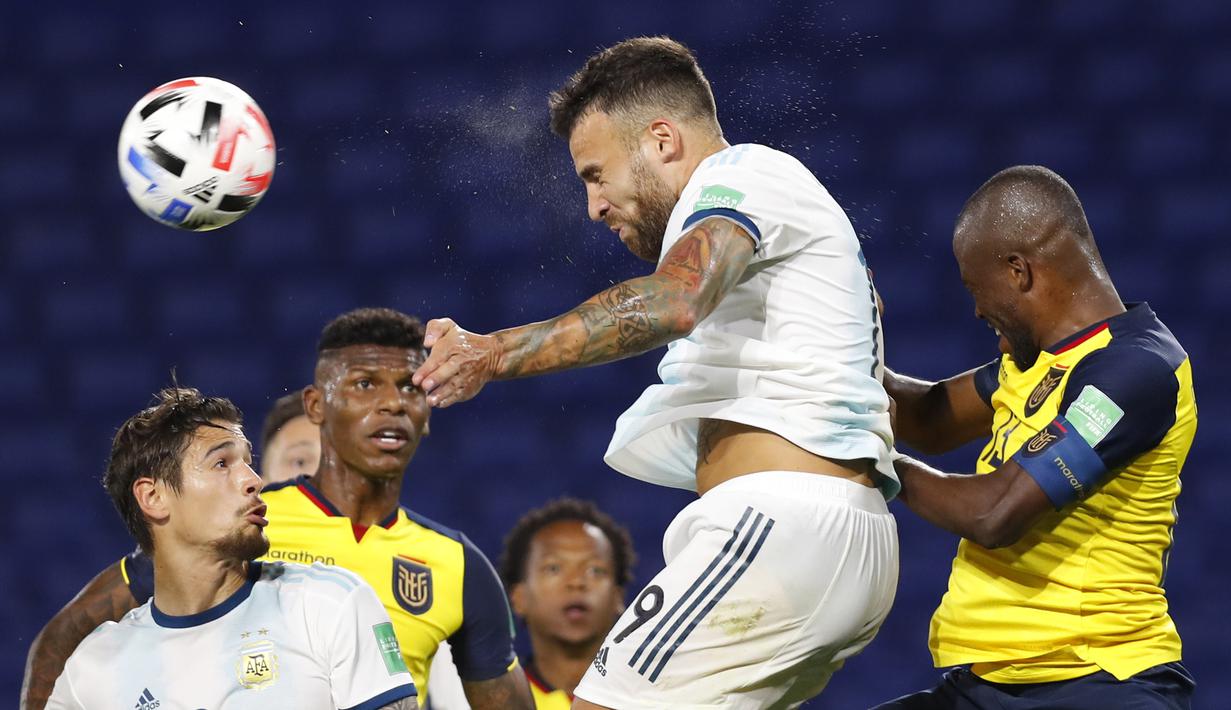 Bek Argentina, Nicolas Otamendi, berebut bola atas dengan penyerang Ekuador, Enner Valencia, pada laga kualifikasi Piala Dunia 2022 di Stadion Bombonera, Jumat (9/10/2020) pagi WIB. Argentina menang 1-0 atas Ekuador. (AFP/Agustin Marcarian/pool)