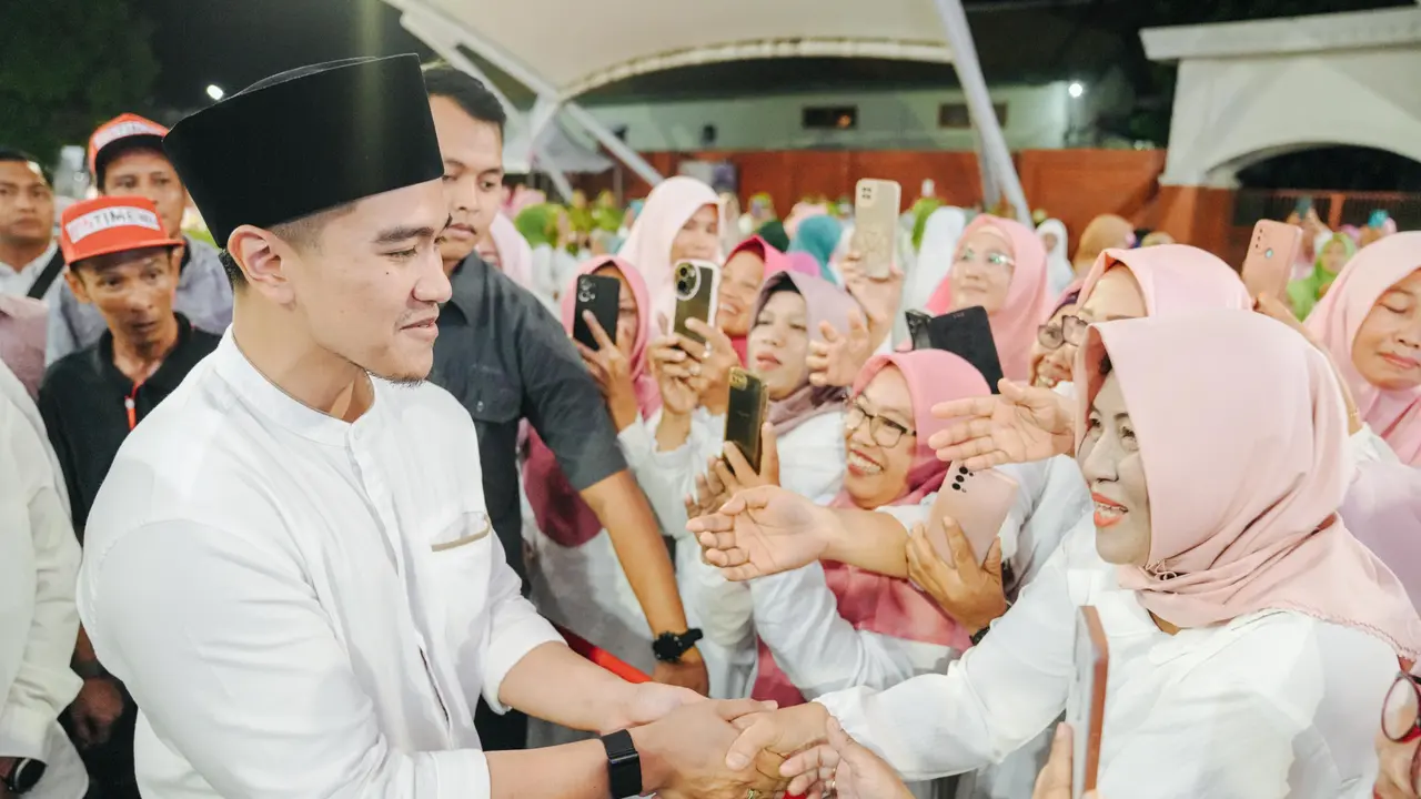 Ketua Umum Partai Solidaritas Indonesia (PSI) Kaesang Pangarep menghadiri acara Istighosah Maulid Nabi Muhammad SAW dan milad PSI yang ke-10 di Pahlawan Business Center, kota Madiun, Jawa Timur.