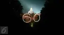 Sejumlah orang menyalakan lilin membentuk angka 60  saat dilaksanakan program Earth Hour atau peringatan Hari Bumi oleh WWF, UNESCO dan Balai Konservasi Borobudur di Candi Borobudur, Magelang, Jawa Tengah, Sabtu (19/3) malam. (Foto: Boy Harjanto)