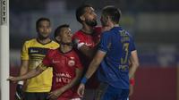 Ismed Sofyan bersitegang dengan Vladimir Vujovic dan Achmad Jufriyanto dalam laga Persib Bandung vs Persija Jakarta, Sabtu (22/7/2017) di Stadion GBLA, Bandung. (Bola.com/Vitalis Yogi Trisna)