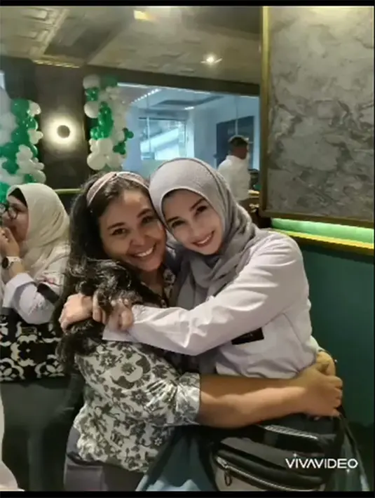 Jihan tampak begitu bahagia kembali ketemu dengan teman sekolah angkatan 96 lalu. [Instagram/jihanfahirareal]