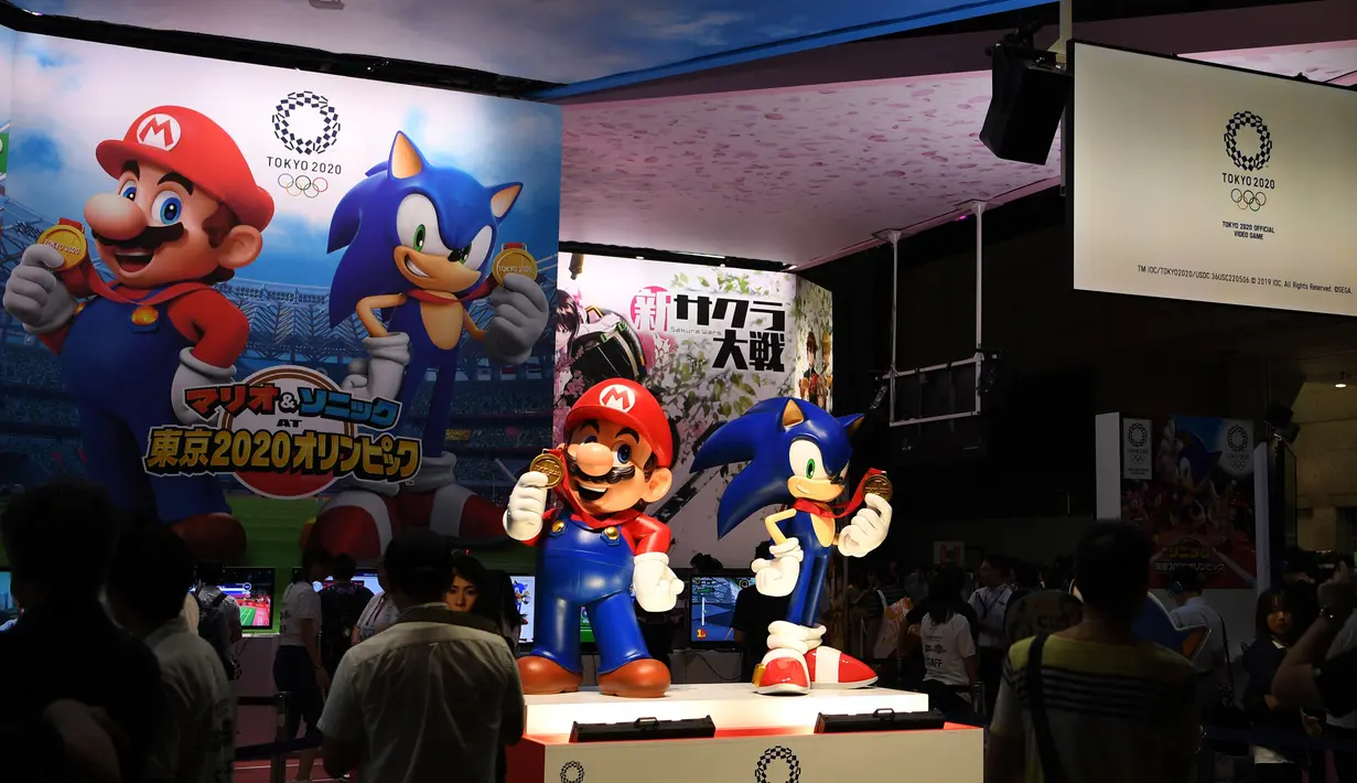 Karakter Nintendo Mario (kiri) dan Sega Sonic the Hedgehog (kanan) terlihat di stan promosi untuk permainan video "Mario & Sonic di Olimpiade Tokyo 2020" selama Tokyo Game Show di Makuhari, Prefektur Chiba (12/9/2019). (AFP Photo/Charly Triballeau)