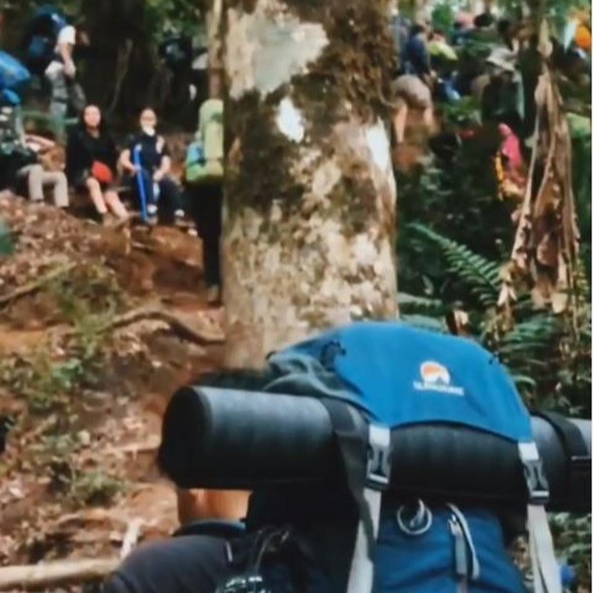 Aksi Kocak Pria Berseragam Karyawan Minimarket di Jalur Pendakian Gunung Gede