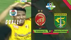 Gelandang Sriwijaya FC, Esteban Vizcarra mencetak gol dari luar kotak penalti ke gawang Persebaya dalam lanjutan Gojek Liga 1 2018 bersama Bukalapak, Minggu (16/9/2018)