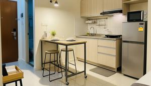 Dapur dengan Pulau Ramping / Meja Mobile/Desain Dapur untuk Ruang terbatas di Apartemen Tipe Studio (Sumber: gemini.com)