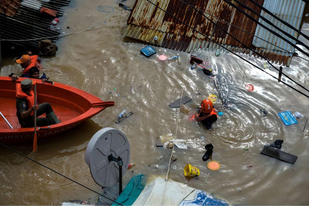 Banjir seatap rumah di Pasar Minggu