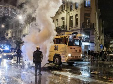 Suporter Belgia tak mampu menutupi kekeceawaan usai tim kesayangannya dipermalukan Maroko di Piala Dunia 2022. (AP/Geert Vanden Wijngaert)