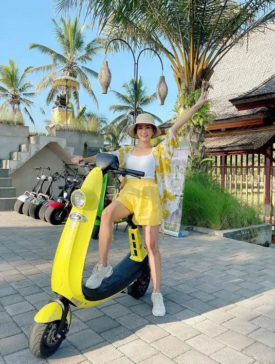 Segarnya penampilan Bunga Zainal dengan setelan tie dye warna kuning cerah. Busananya cocok dikenakan ke pantai! (Instagram/bungazainal05).