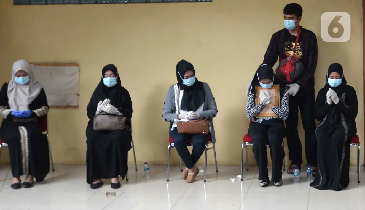 Tangis keluarga korban kecelakaan Sriwijaya Air SJ 182 saat serah terima jenazah di RS Polri, Jakarta, Kamis (14/1/2021). Jenazah korban kecelakaan Sriwijaya Air SJ 182 pertama yang berhasil teridentifikasi, Okky Bisma, akan disemayamkan di TPU Balekambang. (merdeka.com/Imam Buhori)