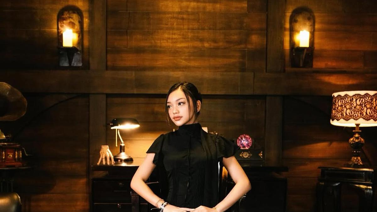 Pesona Murid Cantik Misterius Naura Ayu Tiru Gaya Wednesday Addams di Nevermore Academy