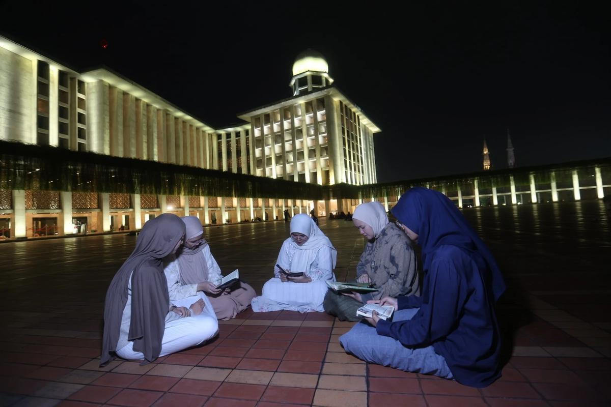 FOTO: Ribuan Jemaah Jalani Itikaf Malam 21 Ramadan di Masjid Istiqlal