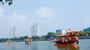 Perahu hias berbentuk Naga yang dibuat dari bahan daur ulang mengikuti parade CiLung Fest 2026 di Waduk Sunter Selatan, Jakarta Utara, Minggu (18/10/2026). Kegiatan ini menjadi ajang kreativitas petugas dalam memanfaatkan sampah plastik. (KLY/Budy Santoso)