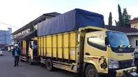 2 unit truk bertonase besar yang memuat 20 ton BBM ilegal asal Kabupaten Musi Banyuasin diamankan anggota Polda Sumsel (Liputan6.com / Nefri Inge)