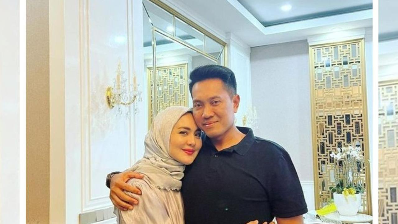 Rumahnya dipenuhi dengan furniture mewah