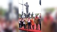 Patung pahlawan nasional Letjen Jamin Ginting berdiri kokoh di Jalan Jamin Ginting, Km 0, Medan
