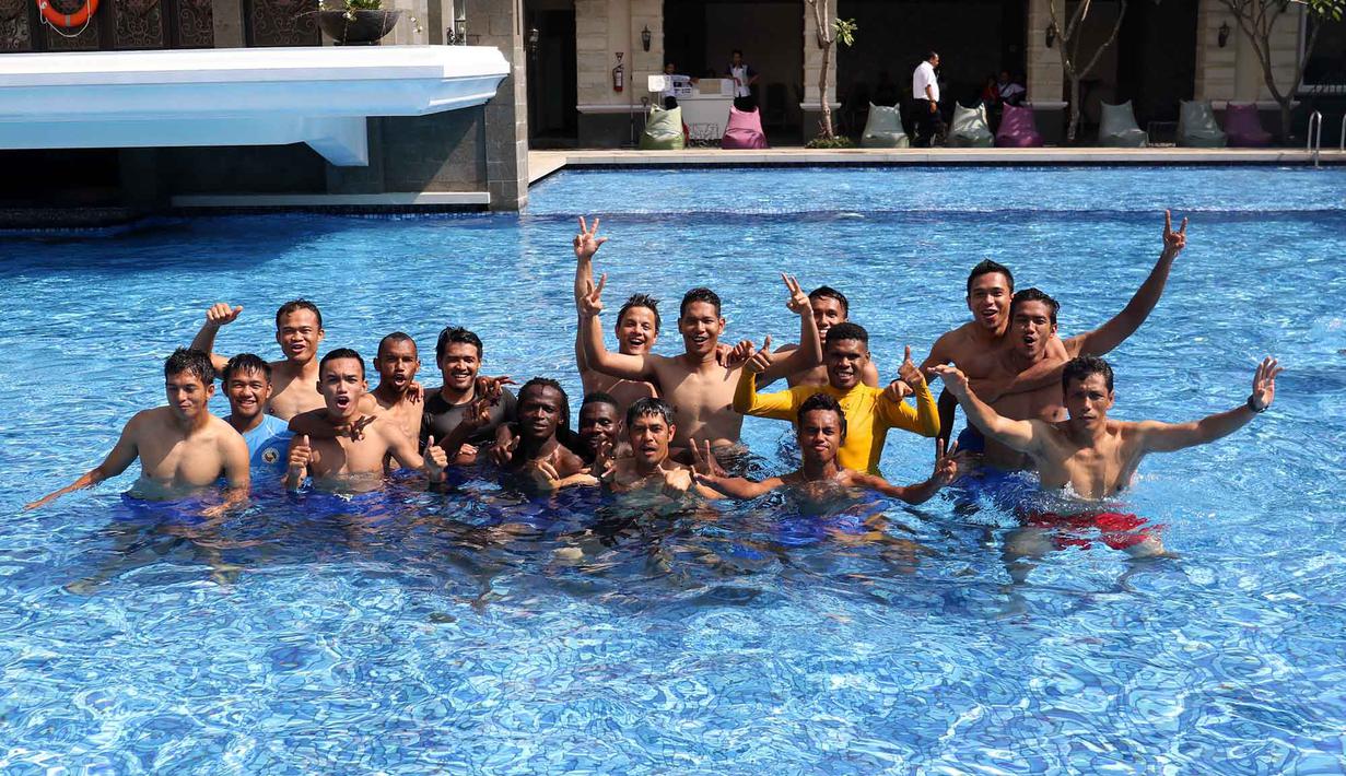 Para Pemain Semen Padang  saat berfoto bersama sambil berenang di Kolam Renang Hotel Adhiwangsa, Solo, Minggu(13/12/2015). (Bola.com/Nicklas Hanoatubun)
