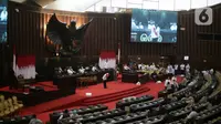 Aktivitas pegawai Parlemen memperagakan gladi kotor persiapan pidato kenegaraan Presiden dalam Sidang Tahunan MPR, DPR, dan DPD RI di Gedung Kura-Gura, Nusantara, Kompleks Parlemen, Senayan, Jakarta, Senin (14/8/2023). (Liputan6.com/Faizal Fanani)