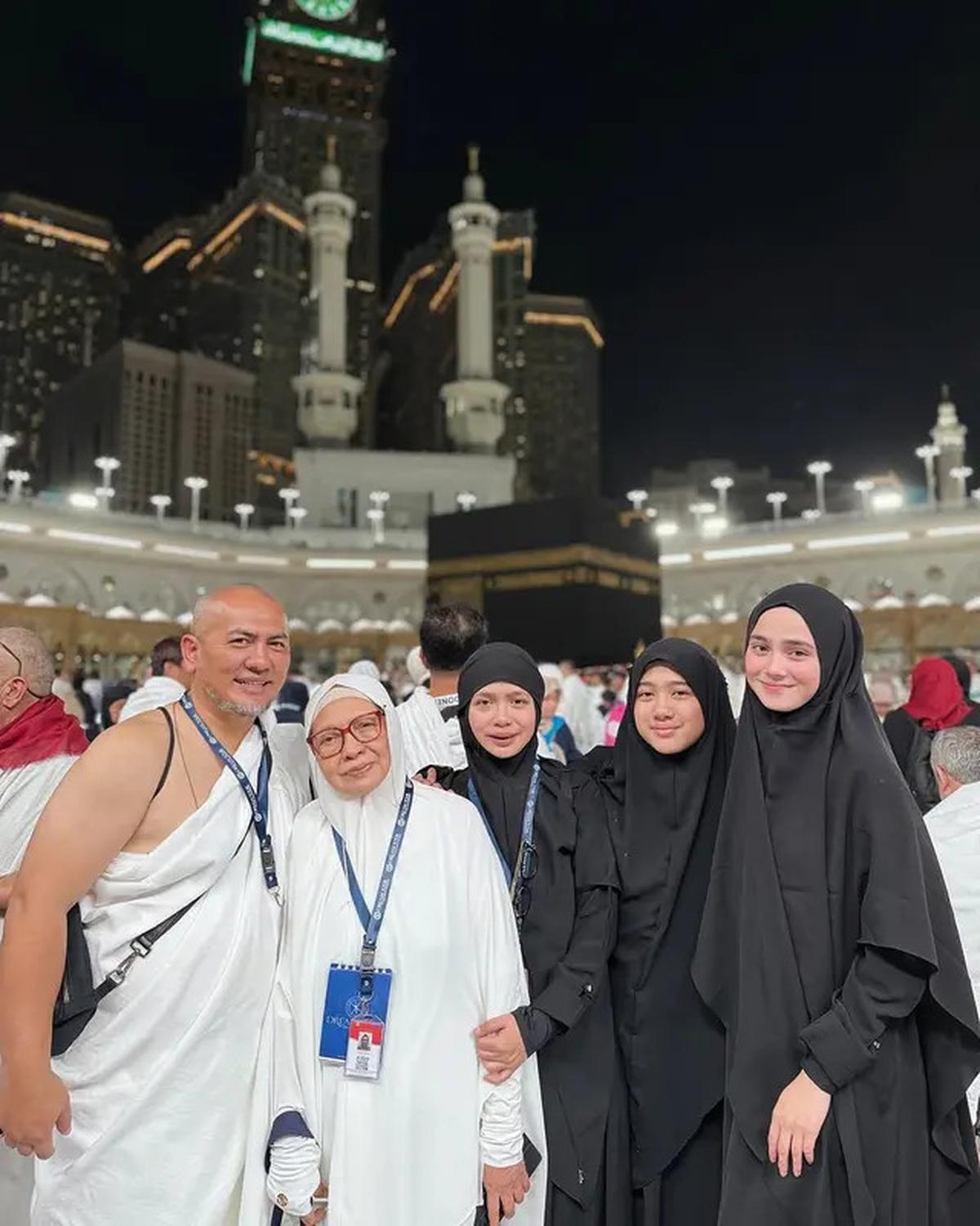 7 Artis Umrah Jelang Puasa Ramadhan 2025, Sintya Mariska Berdoa Hadiahi Ibu Cucu