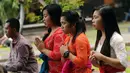 Umat Hindu memanjatkan doa saat perayaan Nyepi di Pura Aditya Jaya, Rawamangun, Jakarta, Selasa (28/3). Nyepi dirayakan dengan melakukan kegiatan keagamaan di pura. (Liputan6.com/Helmi Fithriansyah)