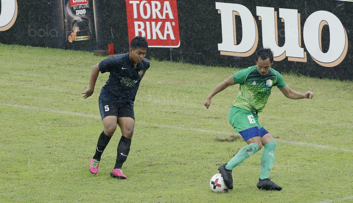 Pemain STIE Perbanas, Delton Stevano, berusaha melewati pemain STIMED Nusa Palapa pada laga Torabika Cup 2017 di Stadion Cakrawala, Malang, Kamis (23/11/2017). STIE Perbanas kalah 1-2 dari STIMED Nusa Palapa. (Bola.com/M Iqbal Ichsan)