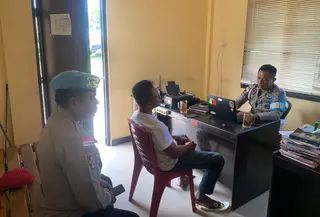 Aipda MR, polisi yang jadi bandar judi di rumah duka saat diperiksa Propam Polres Malaka (Liputan6.com/Ola Keda)