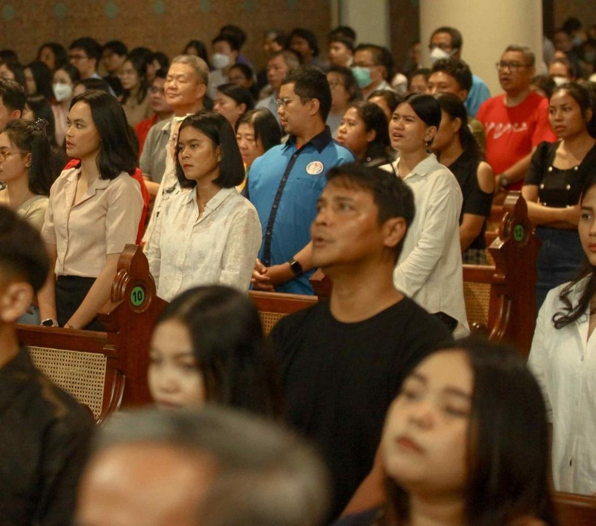 Umat Nasrani di Jakarta merayakan kenaikan Isa Almasih dengan mengikuti ibadah misa di Gereja Katedral di Jakarta, Kamis (9/5/2024). Ribuan umat memadati gereja untuk memperingati peristiwa penting dalam perayaan Kenaikan Yesus Kristus dengan tema "Menjad
