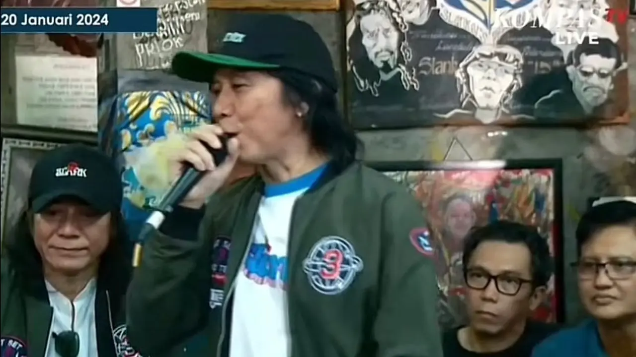 Bimbim Slank saat mengenakan jaket Top Gun dan mendeklarasikan dukungannya untuk Ganjar Pranowo dan Mahfud MD. (Dok: TikTok @infoseputarpresiden)