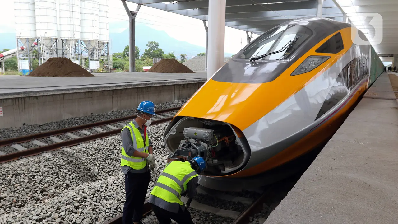 Rangkaian Kereta Cepat Jakarta-Bandung Terparkir di Stasiun Tegalluar