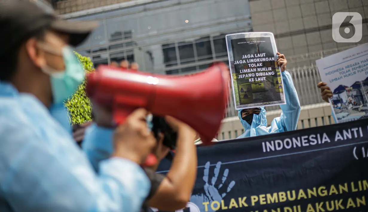 Massa Indonesia Anti Nuklir Fukushima menggelar aksi di depan Kedutaan Besar Jepang, Jakarta, Selasa (8/6/2021). Aksi yang sekaligus memperingati Hari Laut Sedunia ini menolak pembuangan limbah nuklir Fukushima di lautan yang akan dilakukan oleh pemerintah Jepang. (Liputan6.com/Faizal Fanani)